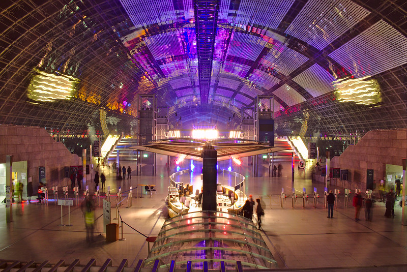 Beleuchtete Glashalle in Leipzig