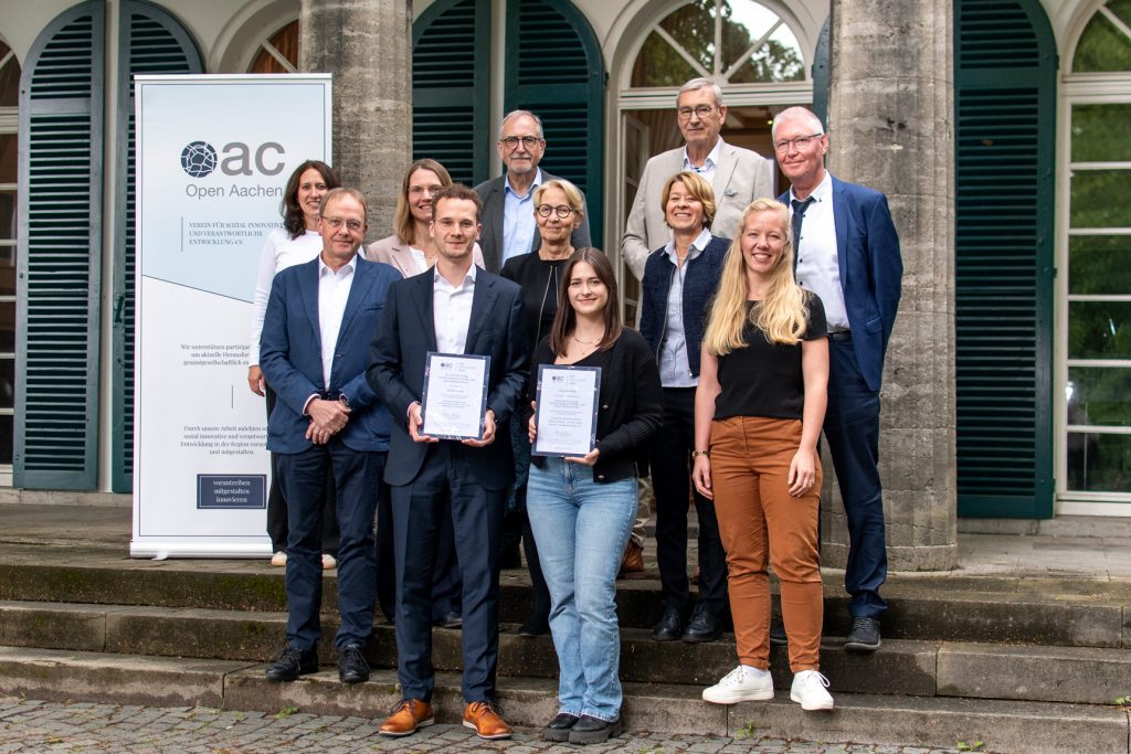 Ein Gruppen Foto in dem Michelle stolz ihr Zertifikat in die Kamera hält.