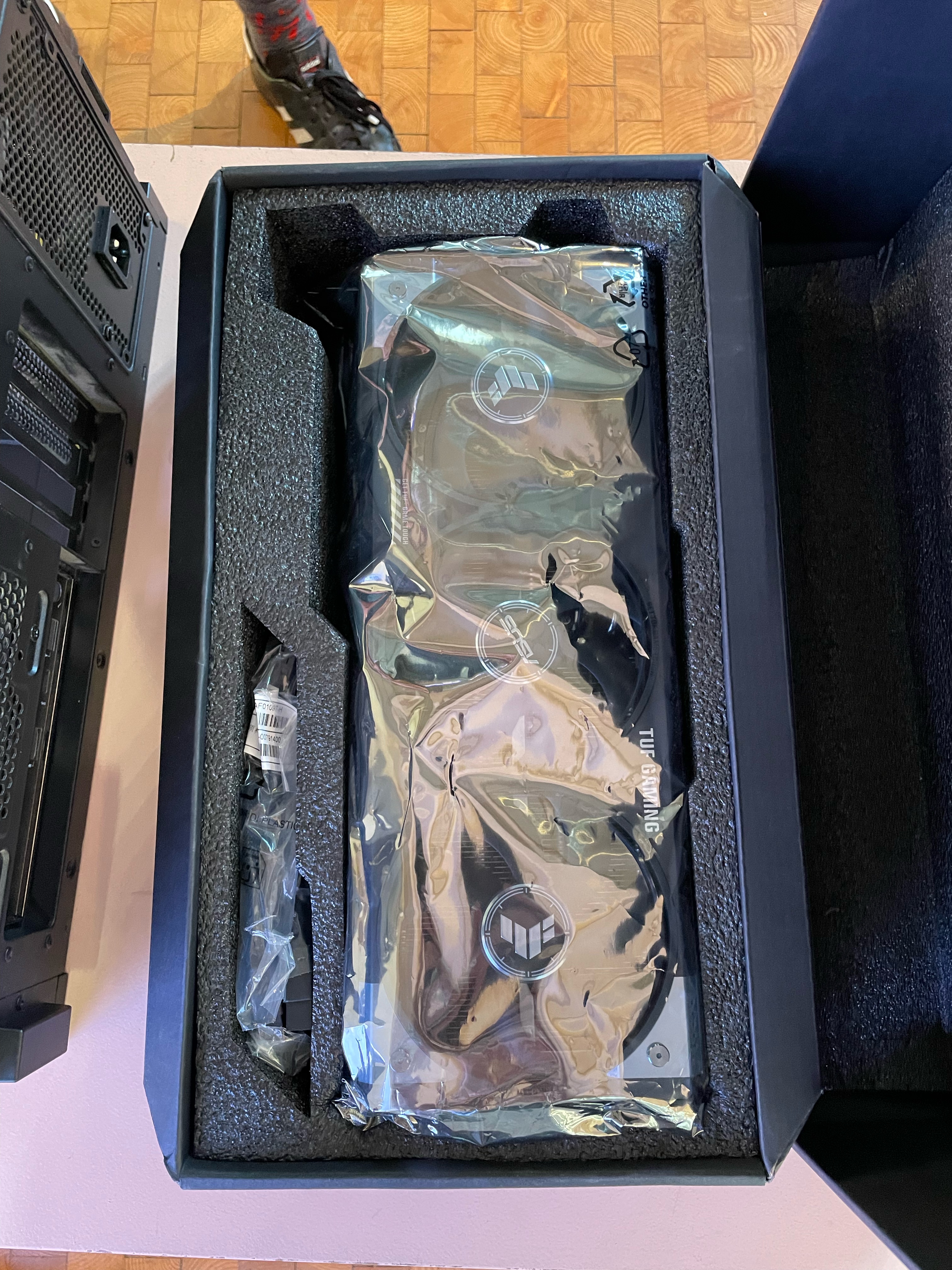 Die GTX 5090 Grafikkarte ist zurück in ihrer Schutzfolie und wurde Fachgerecht in ihre Verpackung geräumt.