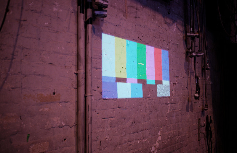 Ein testbild wird mit einem Projektor an eine Steinwand projeziert